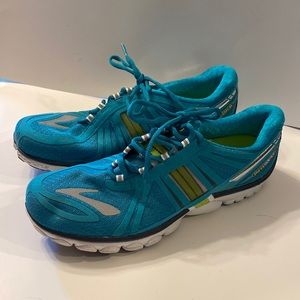 Womens Brooks tennis shoes